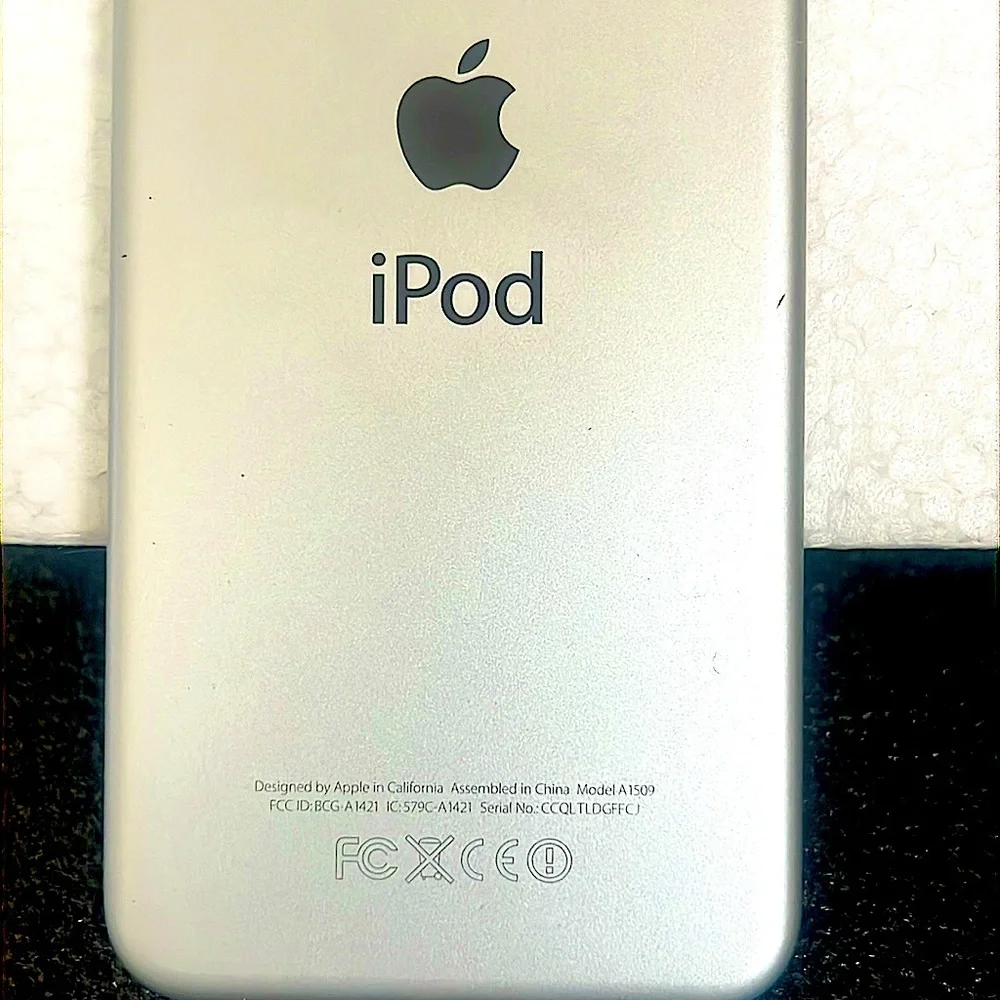 Apple IPod Touch Silver 5th Gen A1509 16GB